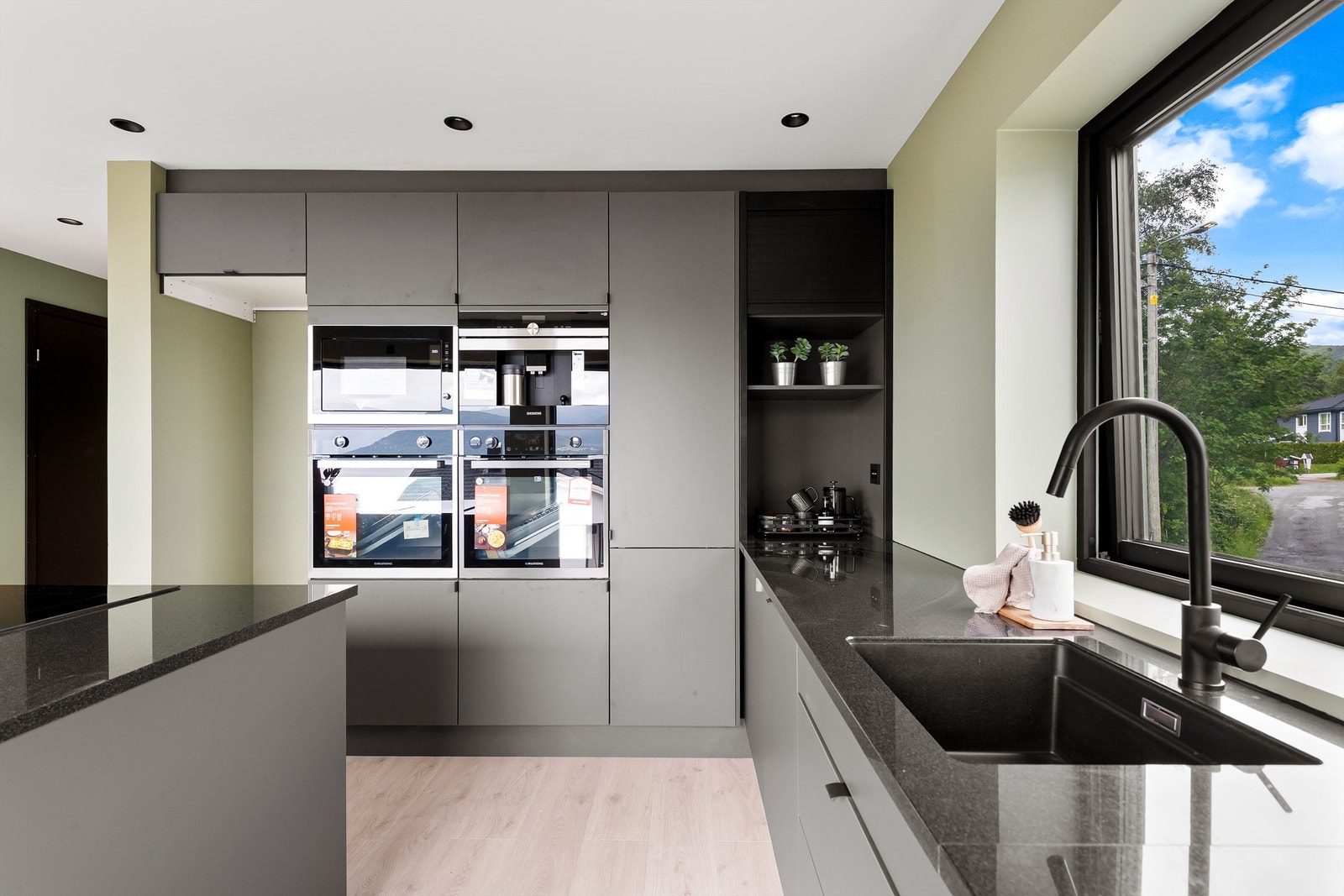 Kjøkkenet har integrert stekeovn, platetopp, oppvaskmaskin, mikrobølgeovn, dampovn og kaffemaskin. Innebygd ventilator i induksjonstoppen Galleribilde