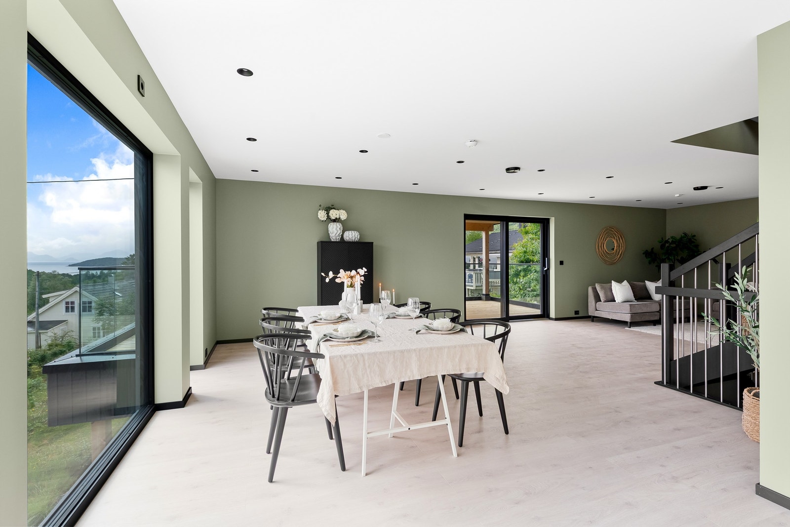 Spisestuen er plassert ved vindu så her kan du nyte både gode måltider og flott utsikt Galleribilde