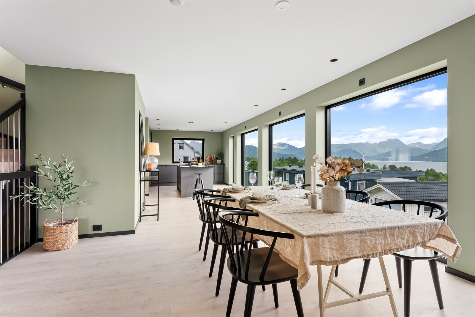 Åpen stue, spisestue og kjøkkenløsning med store vindusflater.
På gulv er det en-stavs laminat, listefrie overganger mellom vegger og tak, samt innfelte spotter Galleribilde