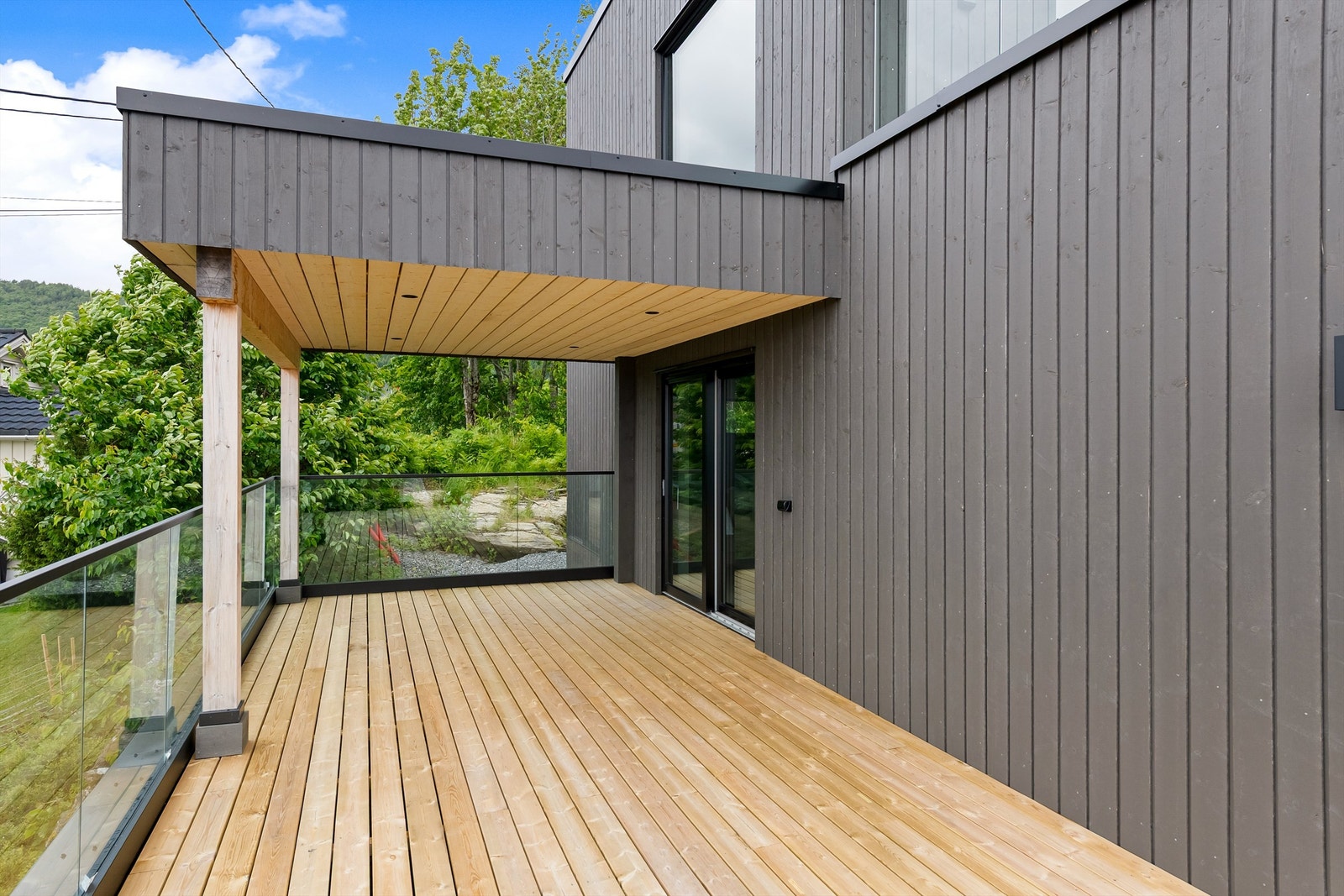 Dels overbygd balkong mot vest med skyvedør fra stue Galleribilde