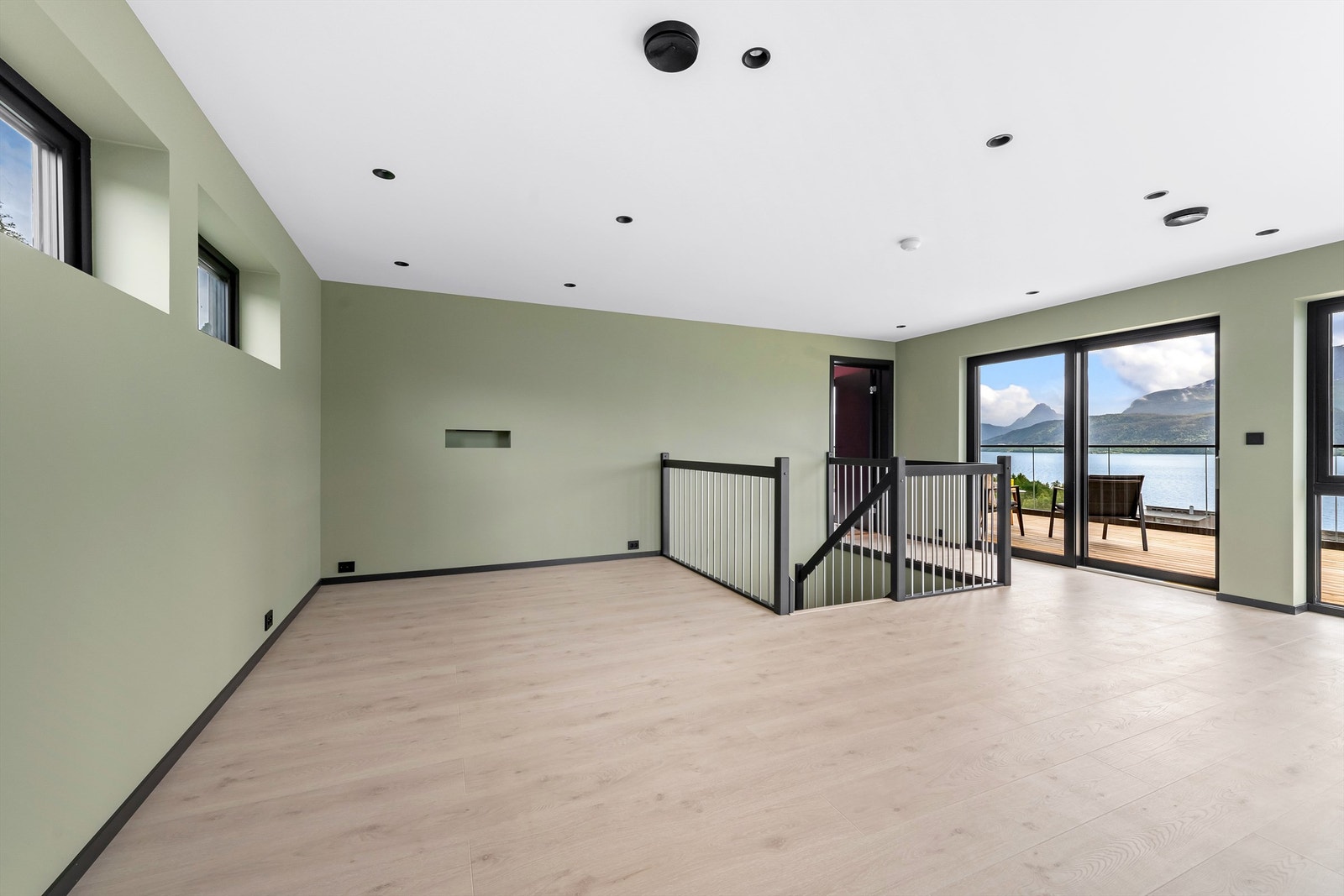 Stor stue i 2. etasje. Også her er det listefrie overganger og spotter i tak Galleribilde