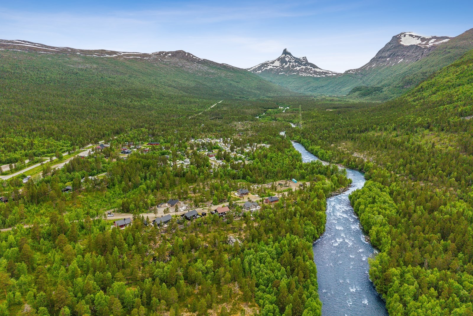 Her får du oppleve flotte tinder, bratte bergvegger, virvlende elvestryk og flate vidder Galleribilde