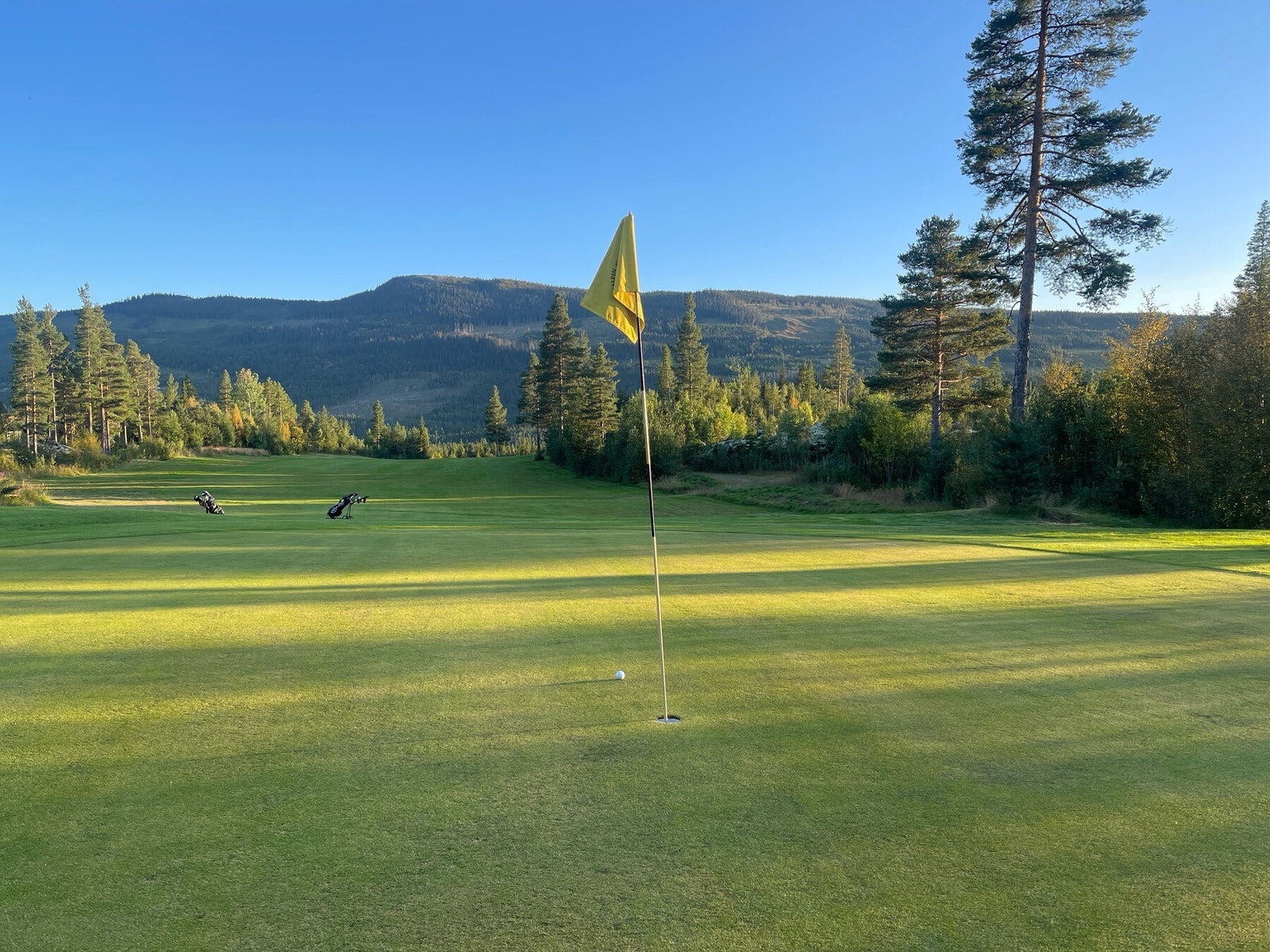 Nyt solfylte sommerdager på golfbanen som ligger et steinkast unna. Galleribilde