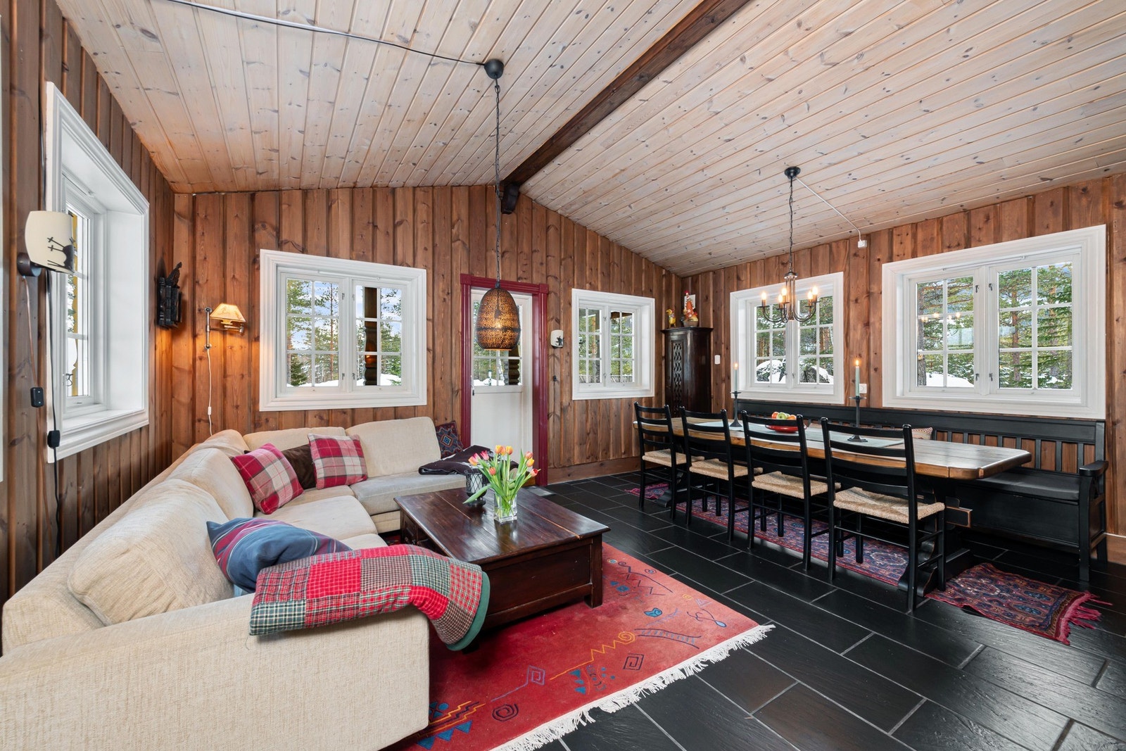 Stue og spisestue med masse vinduer og lysinnslipp. Galleribilde