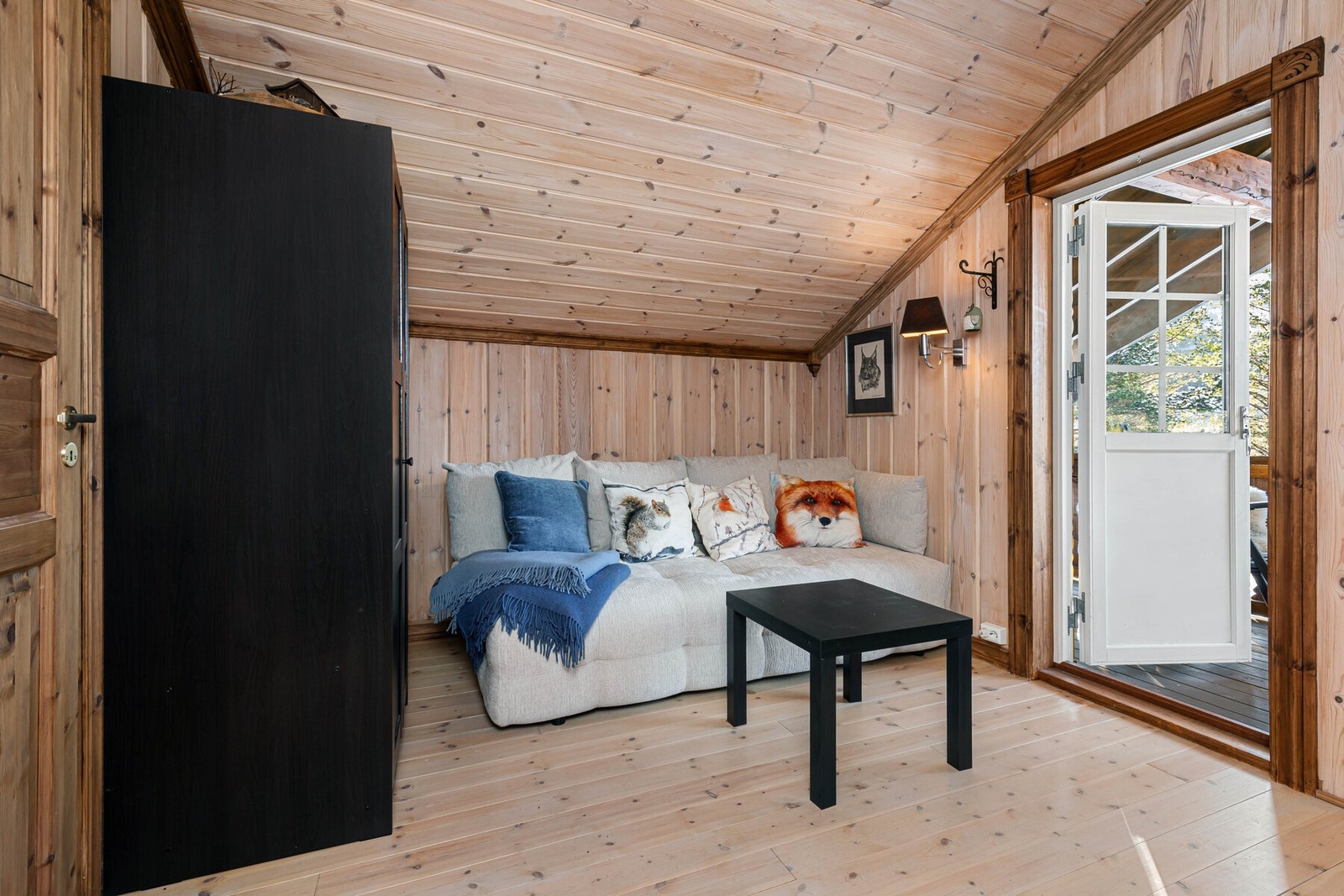 Plass til å trekke seg bort med utgang til balkong. Galleribilde