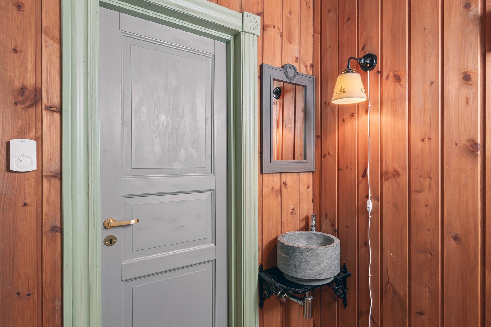 Soverommene nede har hver sin vask på rommet. Galleribilde