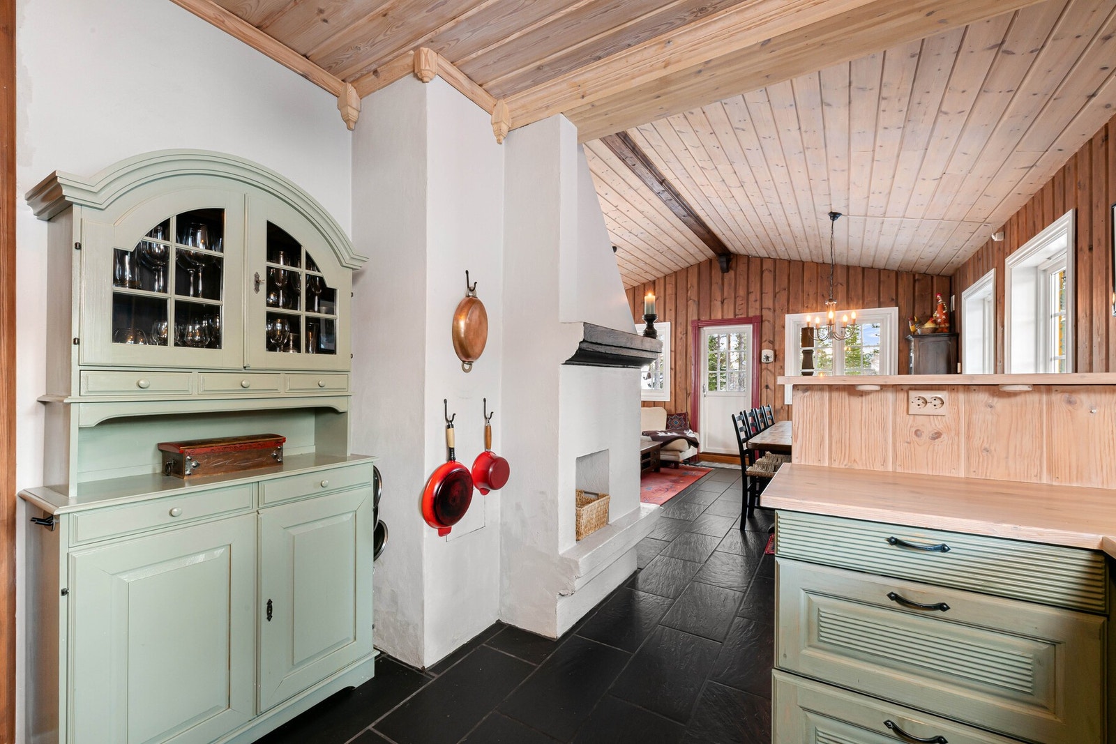 Godt med skap og benkeplass. Galleribilde