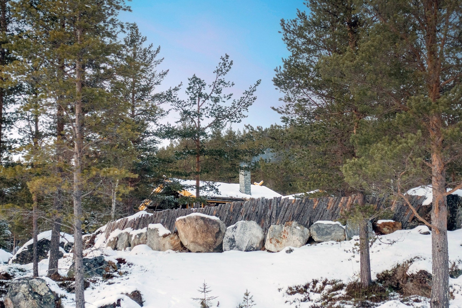 Hyttet en delvis gjerdet inn. Galleribilde