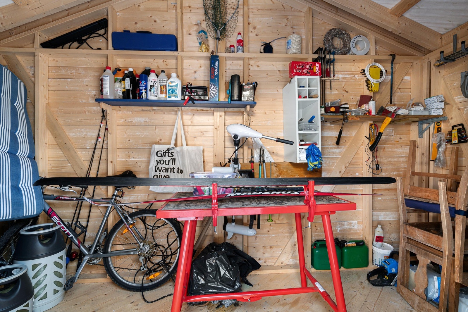 I uthuset er det god plass til skismøring og oppbevaring eller det som måtte ønskes. Galleribilde