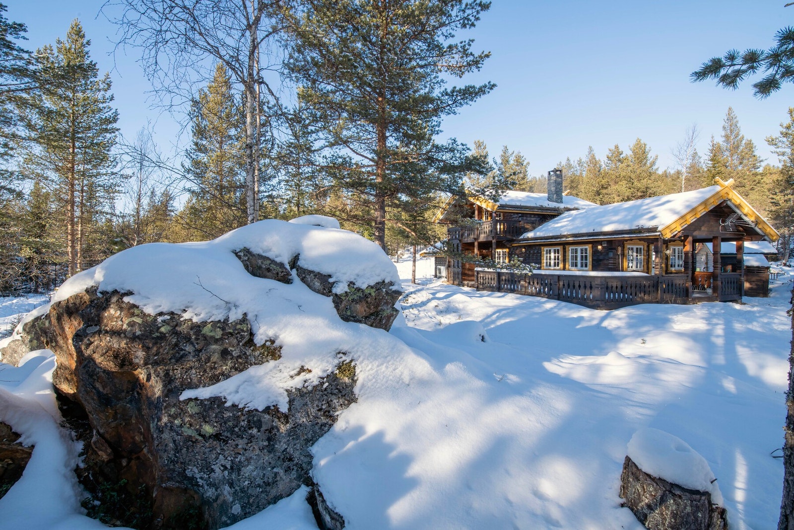 De solfylte dagene kan nytes på en stor veranda eller balkong. Galleribilde