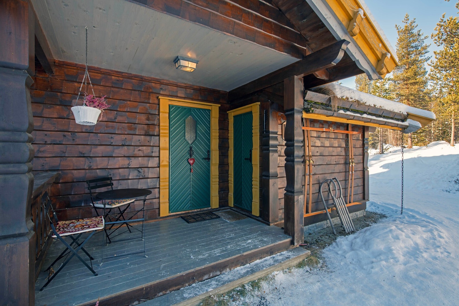 Overbygget og innbydende inngangsparti, med bod til høyre. Galleribilde