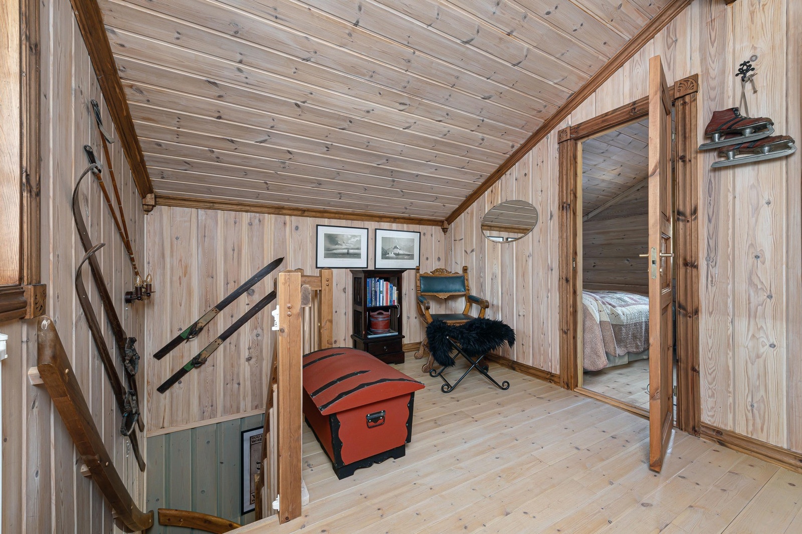 Andreetasjen består av to soverom og en loftstue. Galleribilde