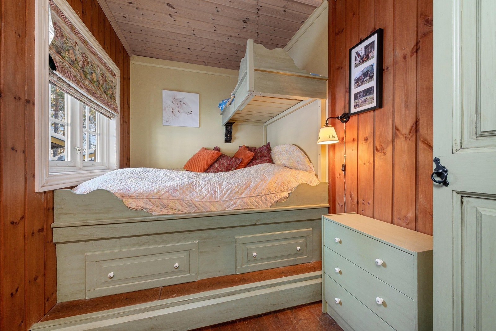 Soverom 2 med plassbygget seng. Galleribilde