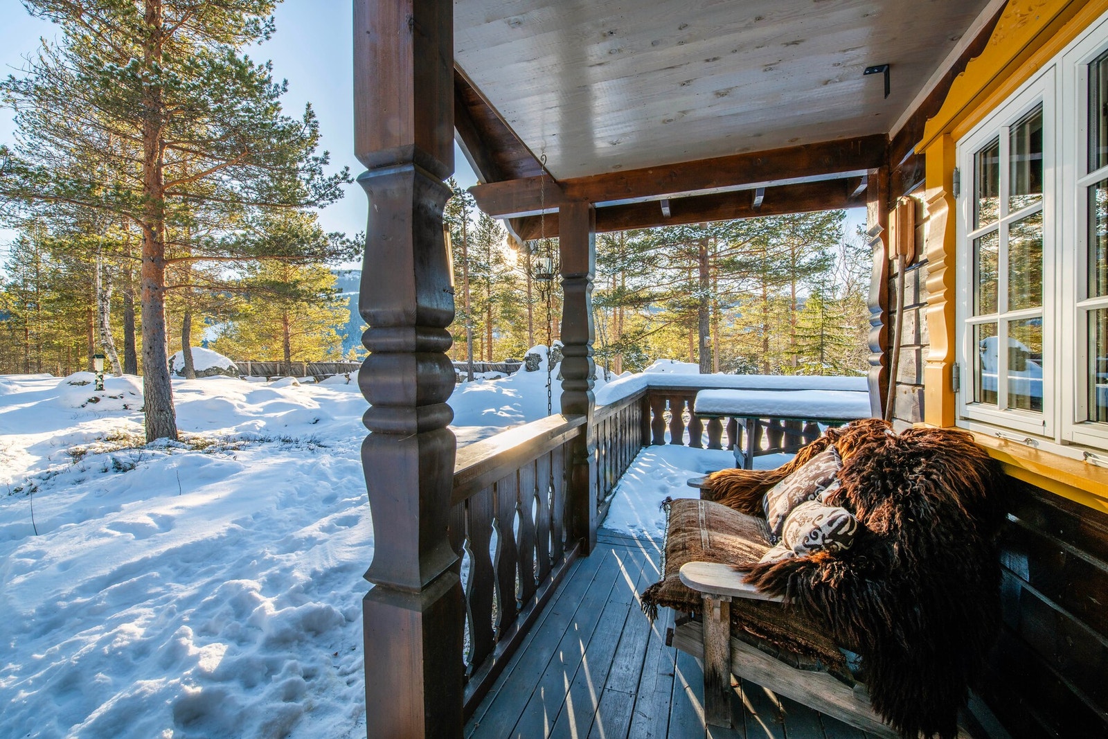 Verandaen strekker seg på flere sider av hytten noe som gjør det mulig å nyte solen flere tider til døgnet. Galleribilde