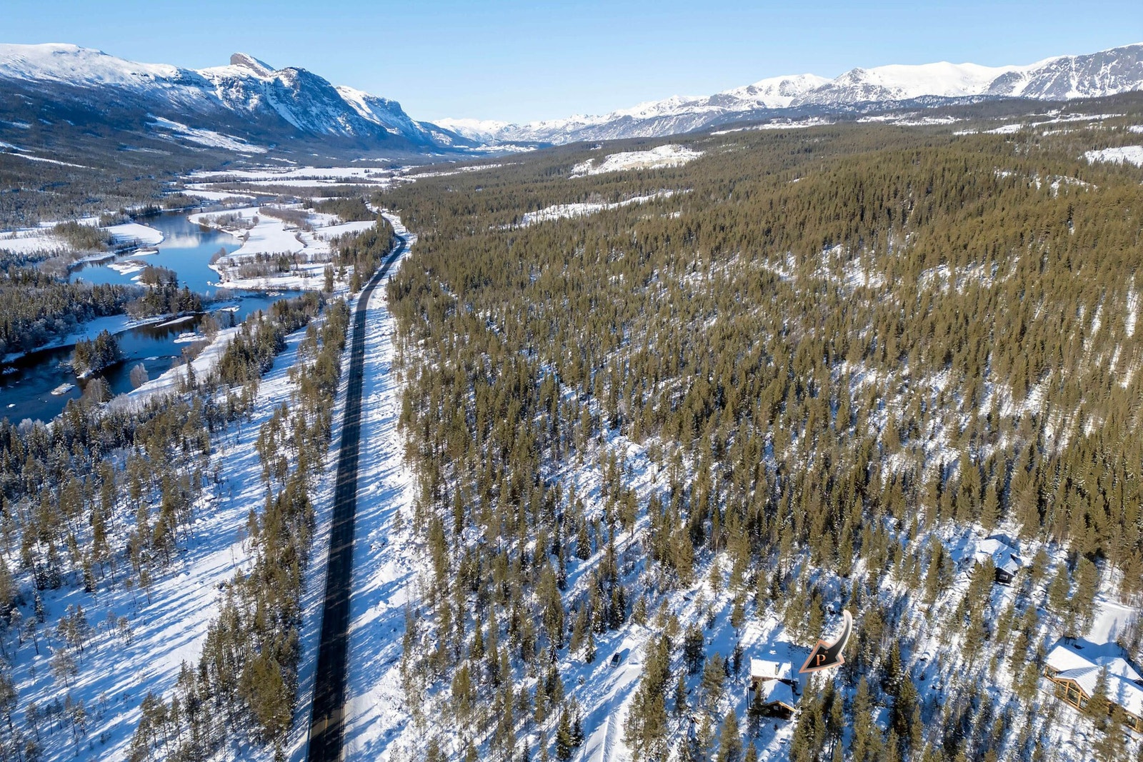 Flott beliggenhet med kort vei til golf, fiske, alpinsenter og ski løyper. Galleribilde