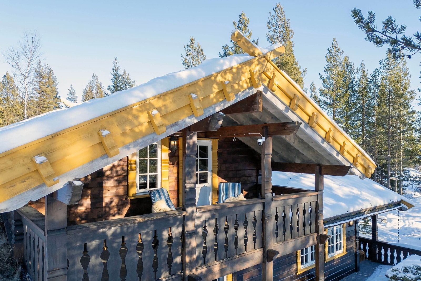 På balkongen er det plass til noen stoler og et bord. Galleribilde