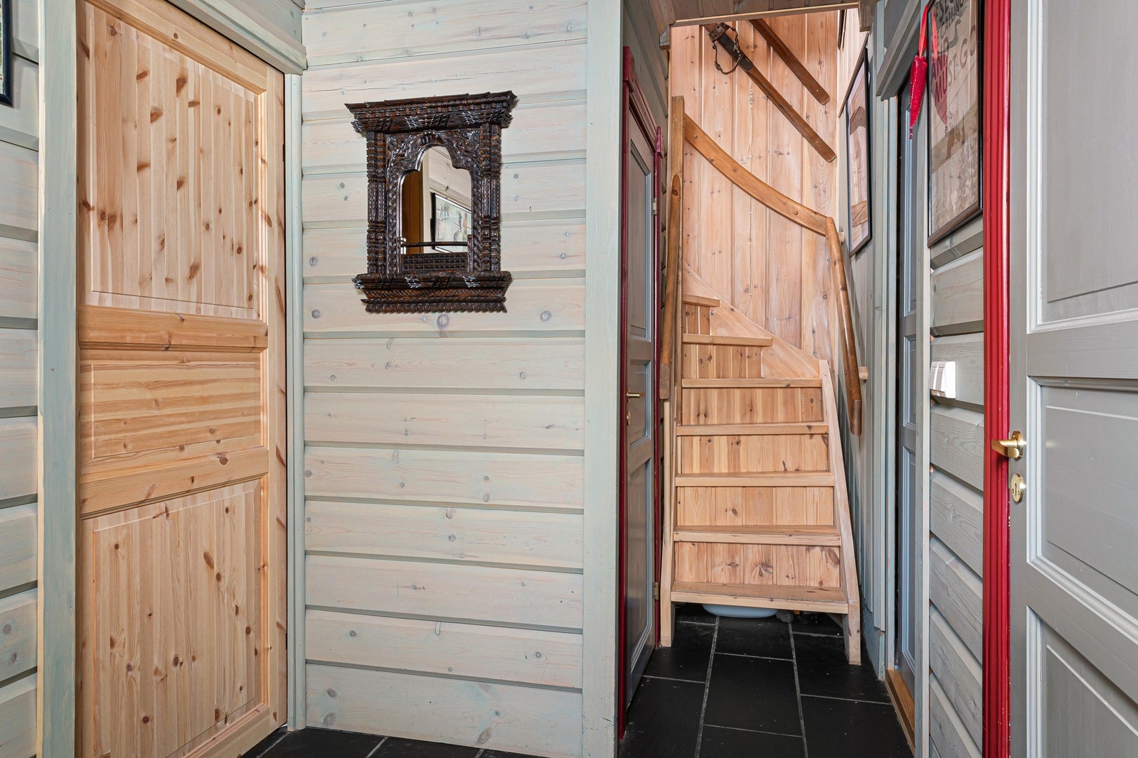 Fra entreen fører trappen opp til 2. etasje. Galleribilde