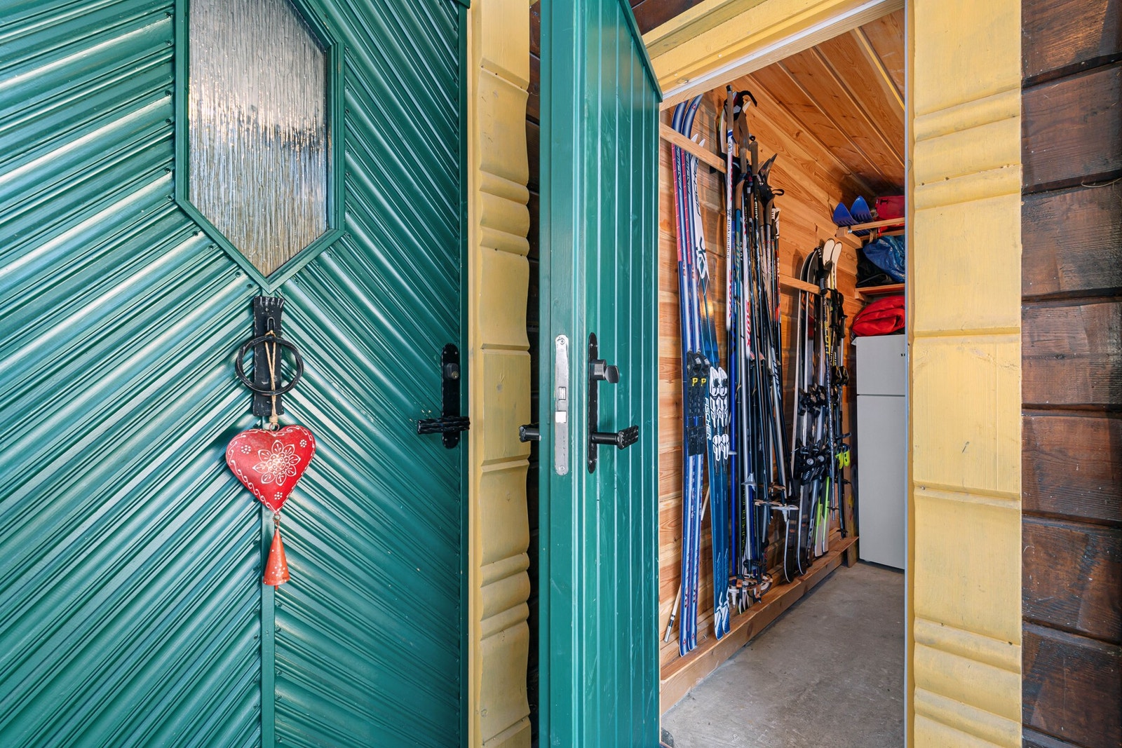 Ved inngangspartiet ligger det en utebod med praktisk oppbevaringsplass. Galleribilde