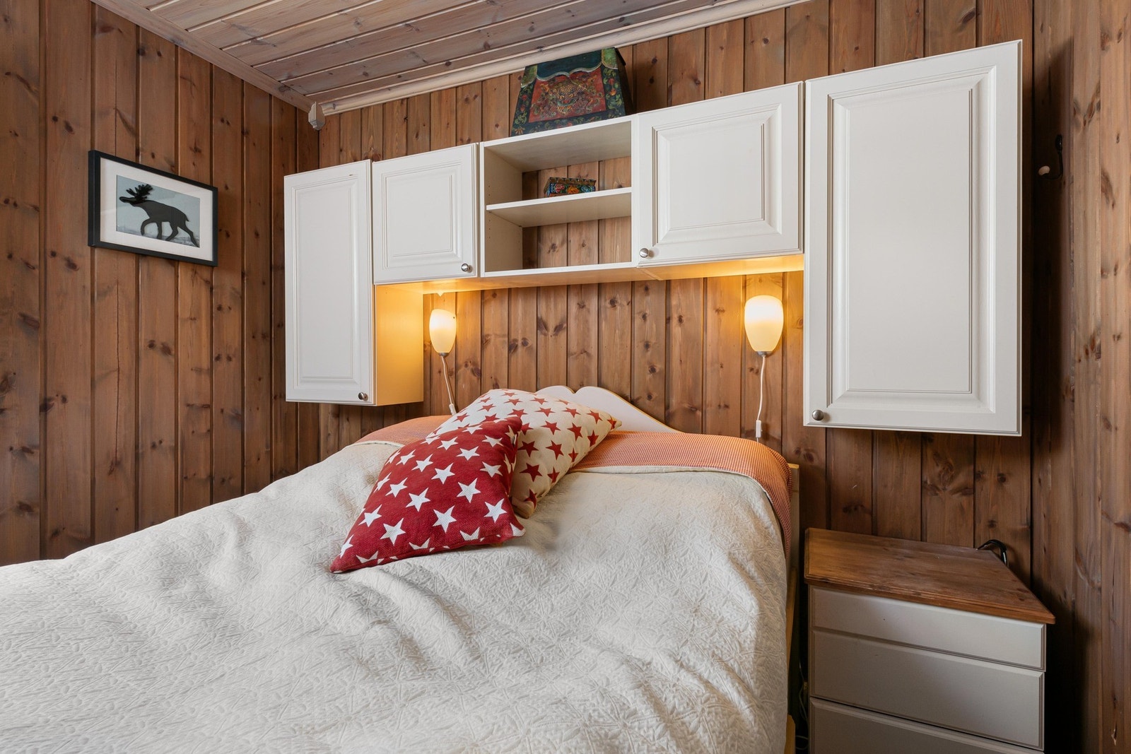 Hytten har totalt fire soverom, to nede og to i etasjen over. Galleribilde