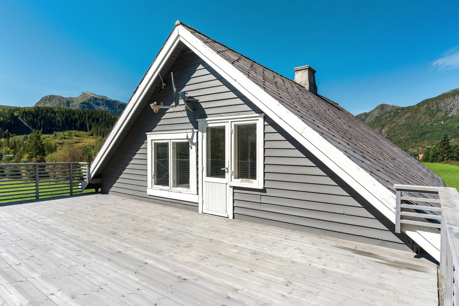 Utsikten nytes best fra en stor takterrasse med nytt gulv og rekkverk montert i 2019. Galleribilde