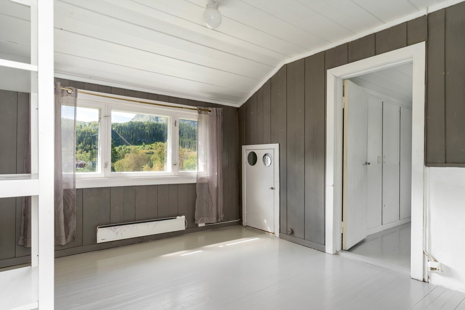 Her våkner man til fantastisk utsikt, og i likhet med boligen for øvrig har rommet stort potensial for videre utvikling. Galleribilde