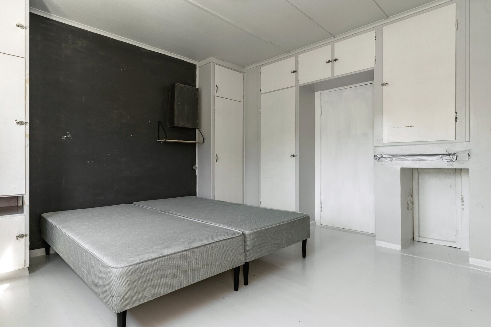 På hovedsoverommet nede er skapene montert over og ved siden av døra og den avsatte plassen for dobbeltseng. Galleribilde