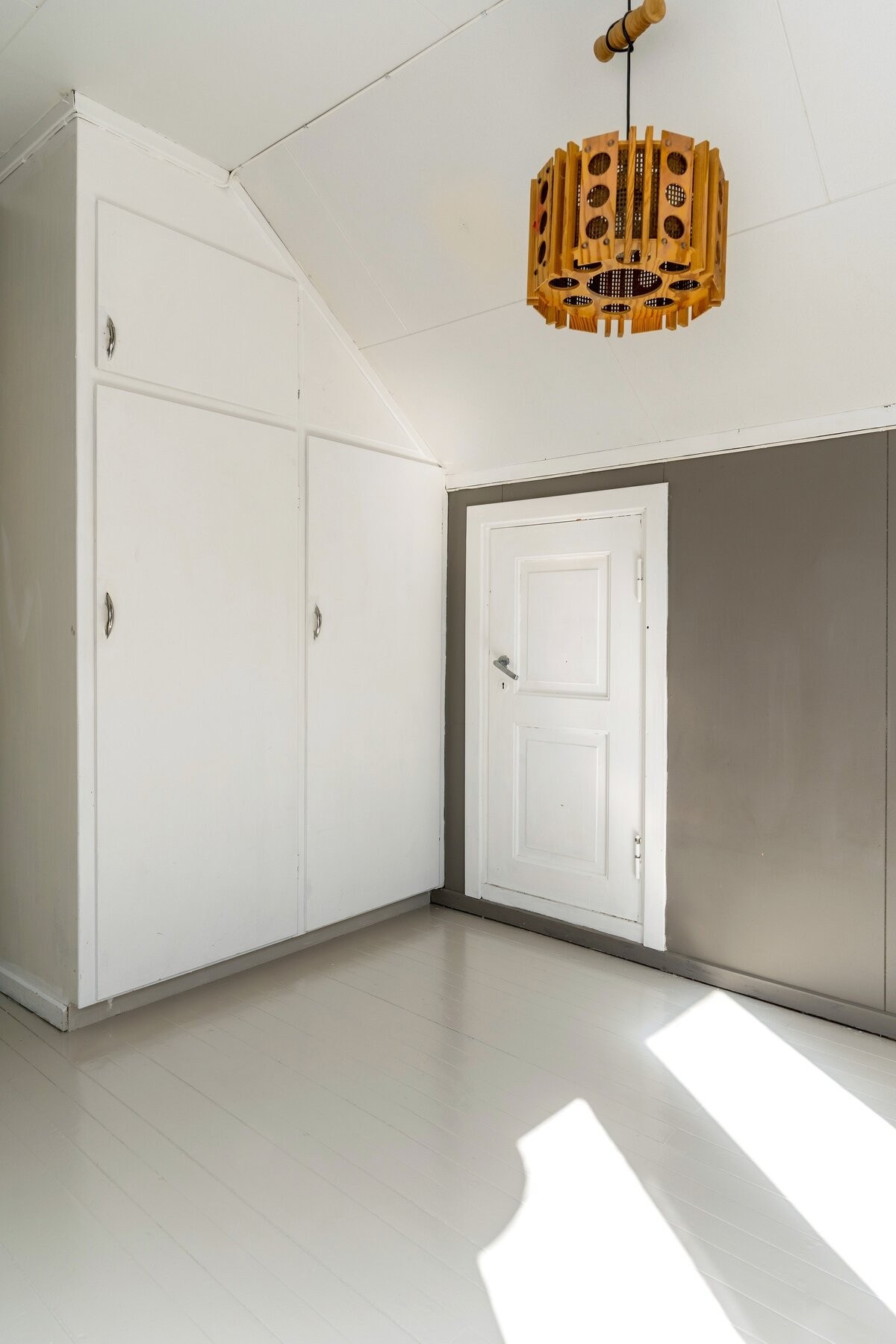 Boligen har mange innbygde garderobeskap. Galleribilde