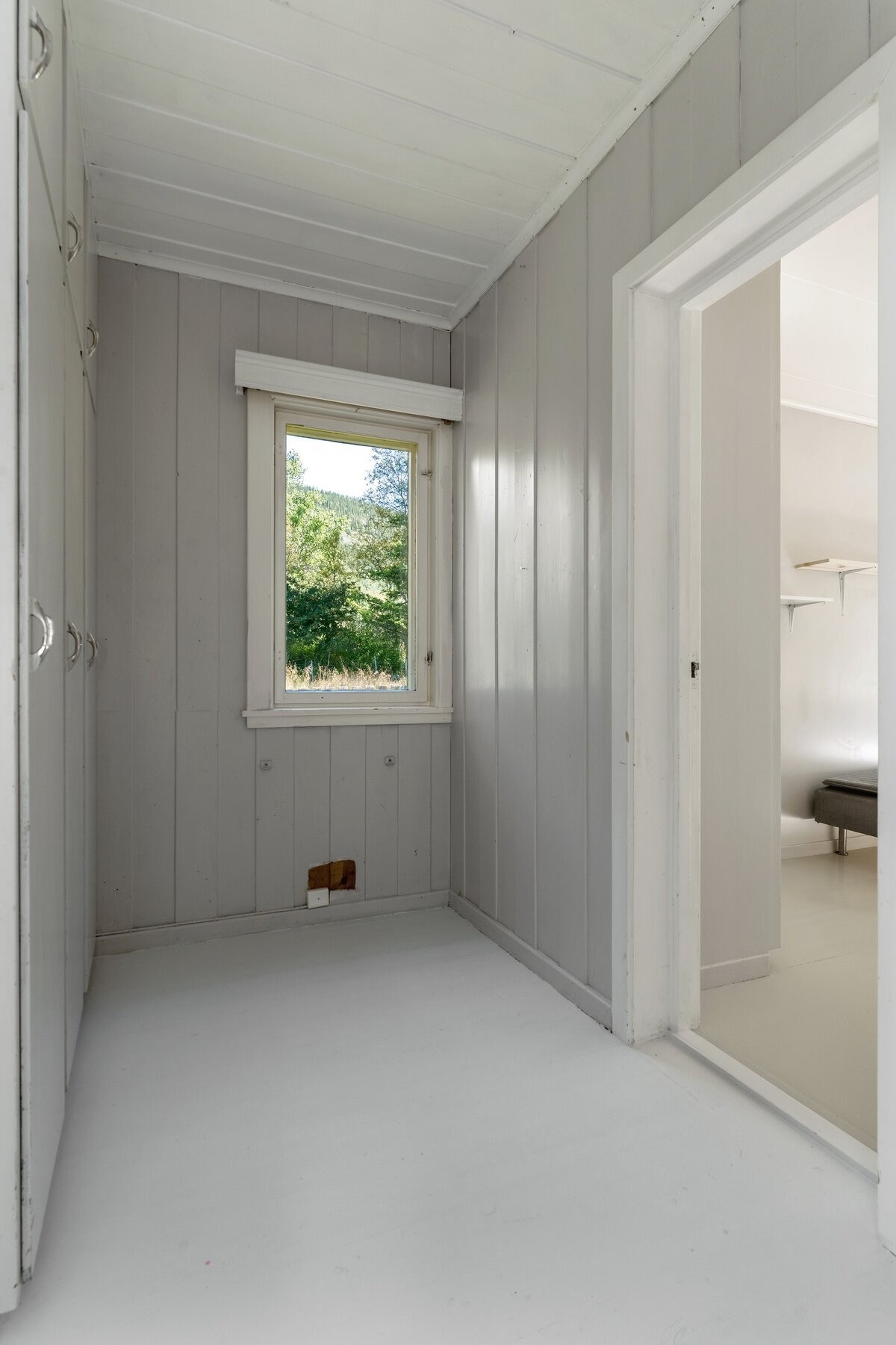 Både vindfanget, mellomgangen og fem av soverommene er innredet med innebygde garderobeskap. Galleribilde