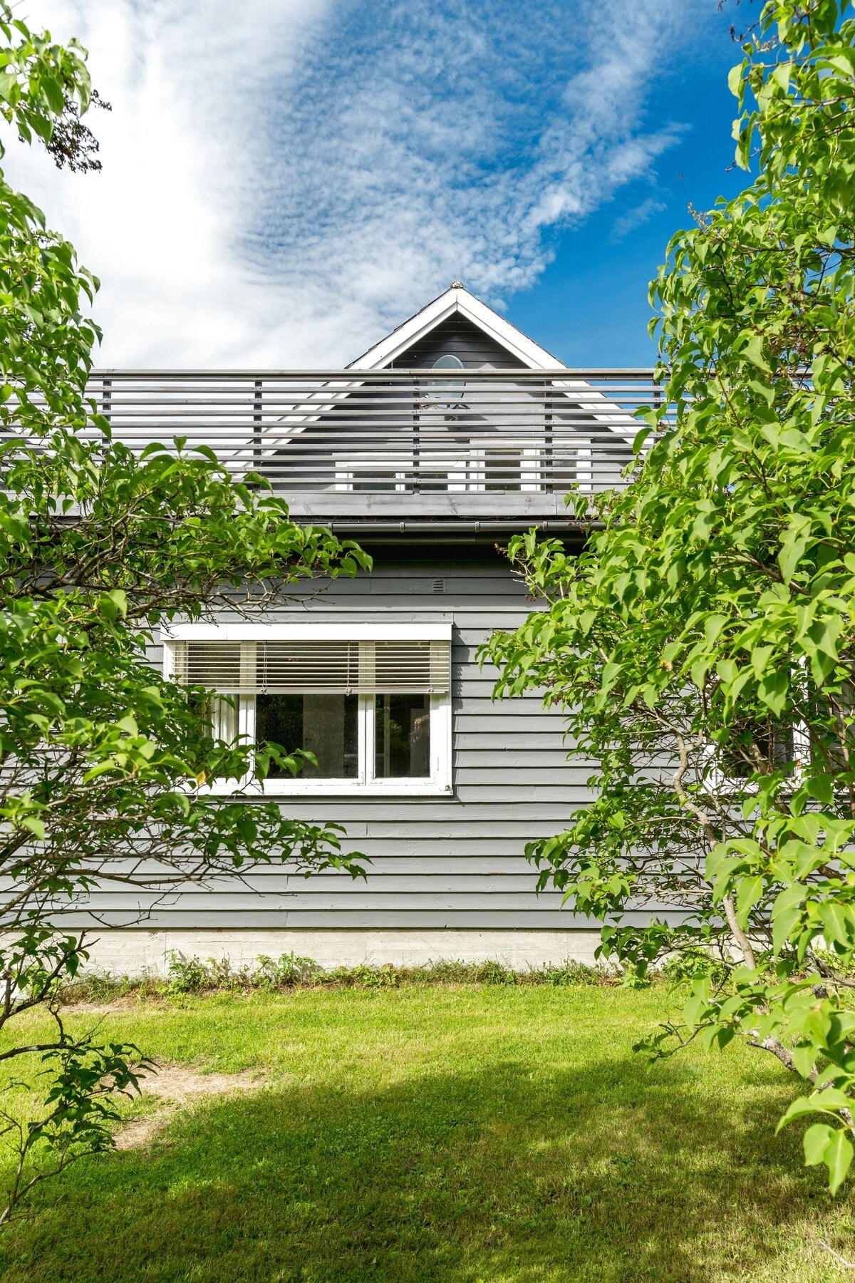 I hagen er det gressplen, hekk, trær og ripsbusker. Galleribilde