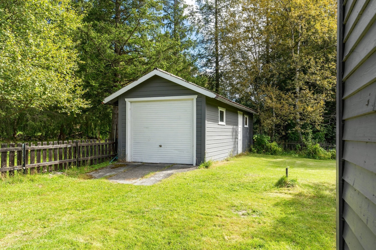 Det er parkering i en garasje med innlagt strøm og et areal på ca. 22 kvm. Galleribilde