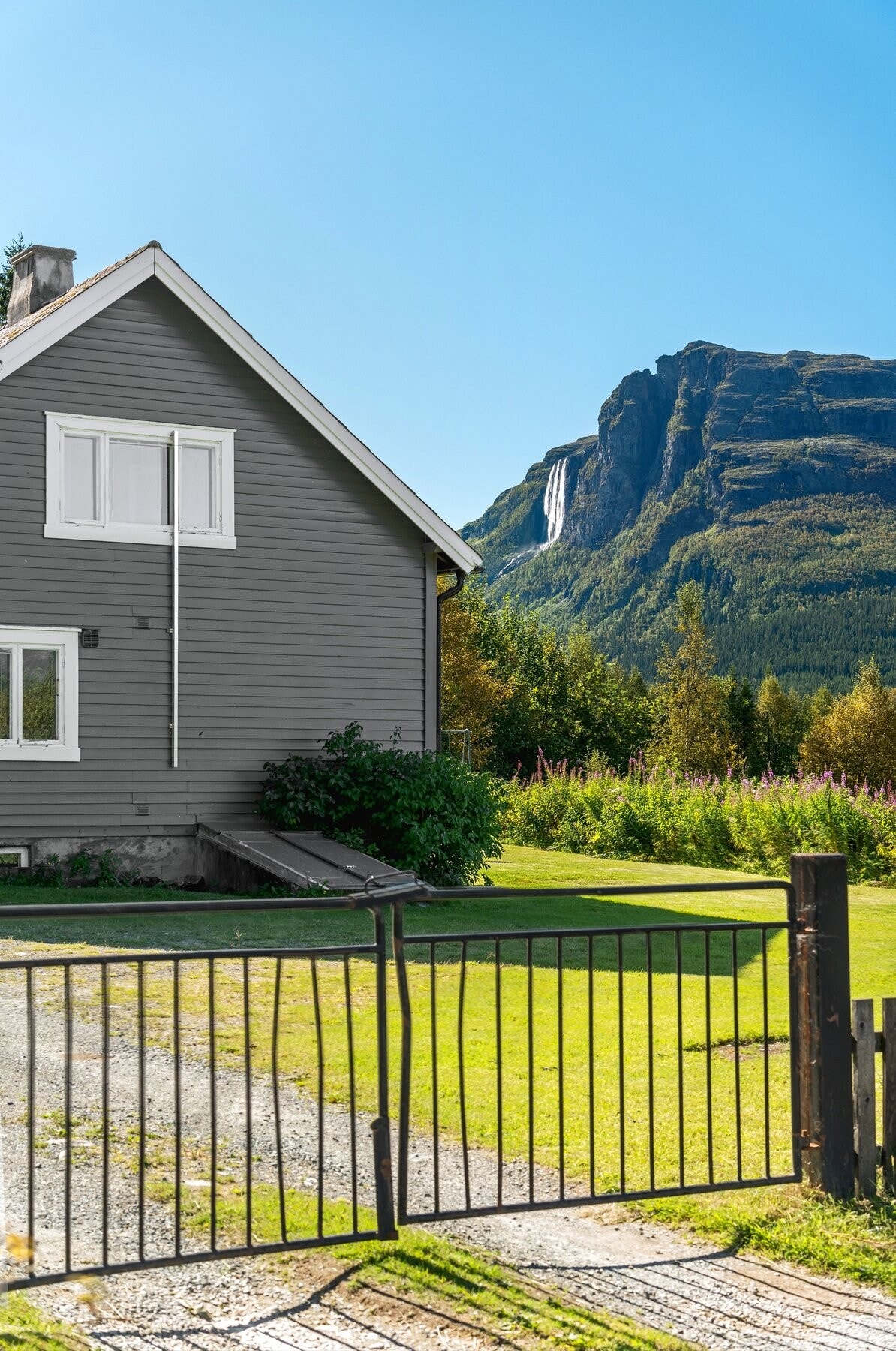 Her har man en gruset innkjøring og port til veien. Galleribilde