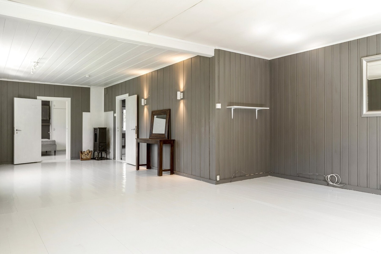 Lune kvelder sikres av en eldre vedovn. Galleribilde