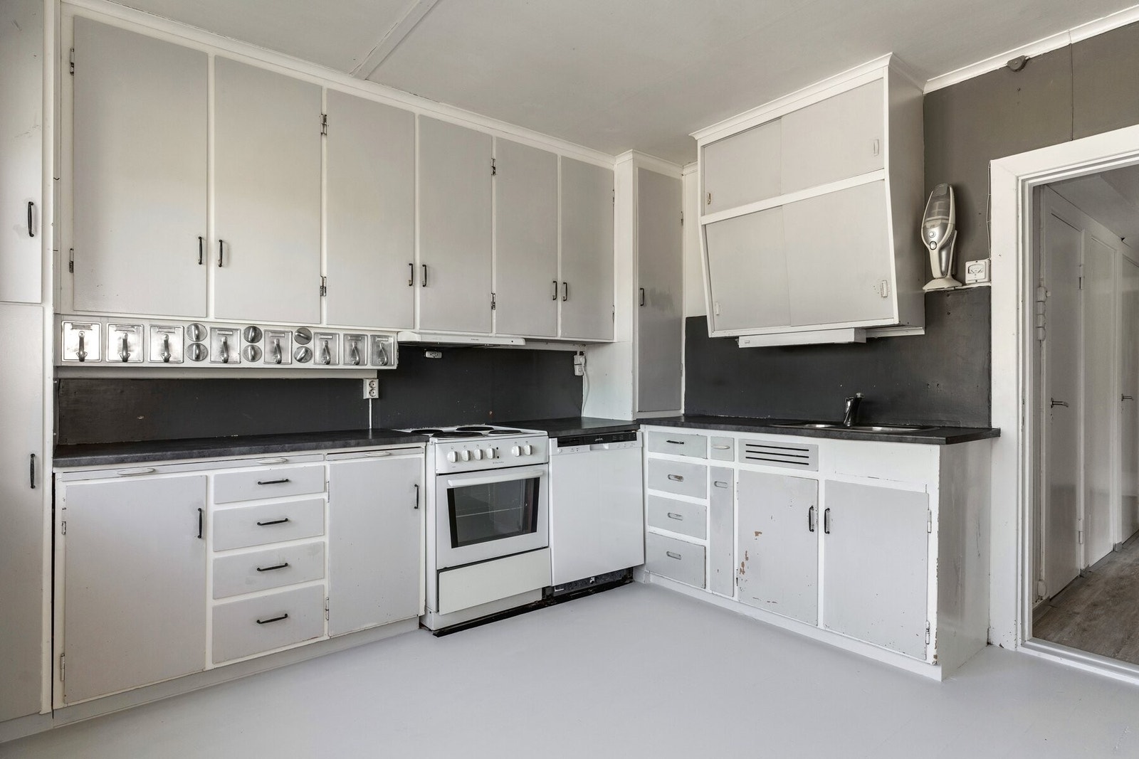 Selve kjøkkenet er oppført i en funksjonell L-form med god arbeidsflyt og skapplass. Galleribilde