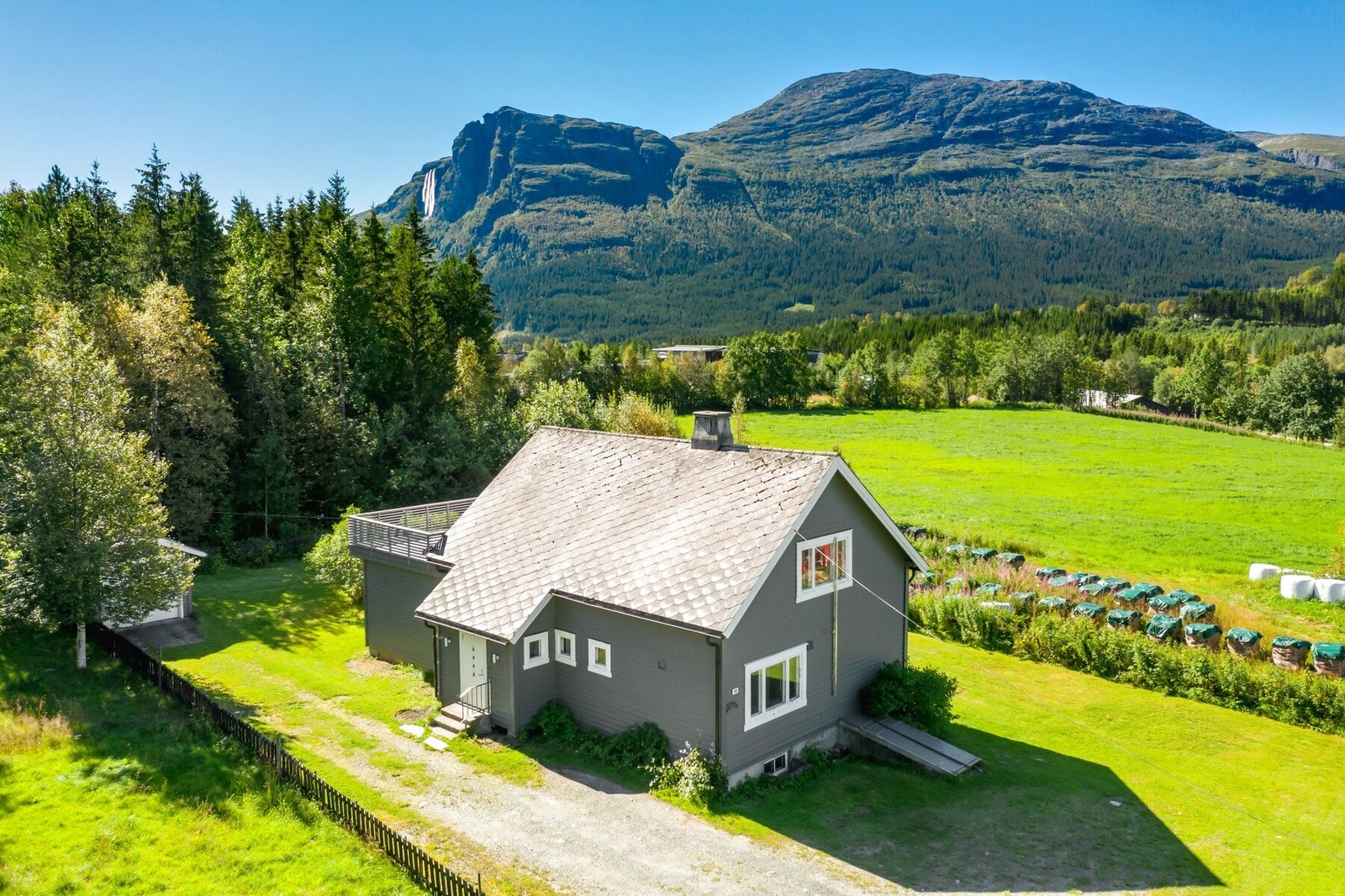 Beliggenheten er rolig og naturskjønn, og nærområdet byr på flotte turmuligheter året rundt. Galleribilde