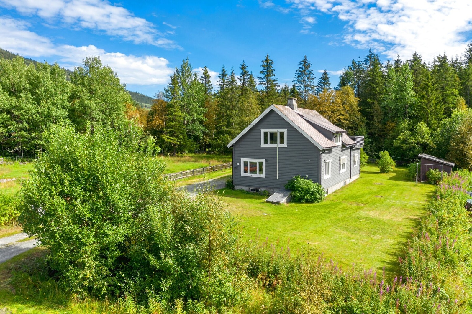 Eneboligen ligger i et idyllisk og barnevennlig område i Hemsedal kommune. Galleribilde
