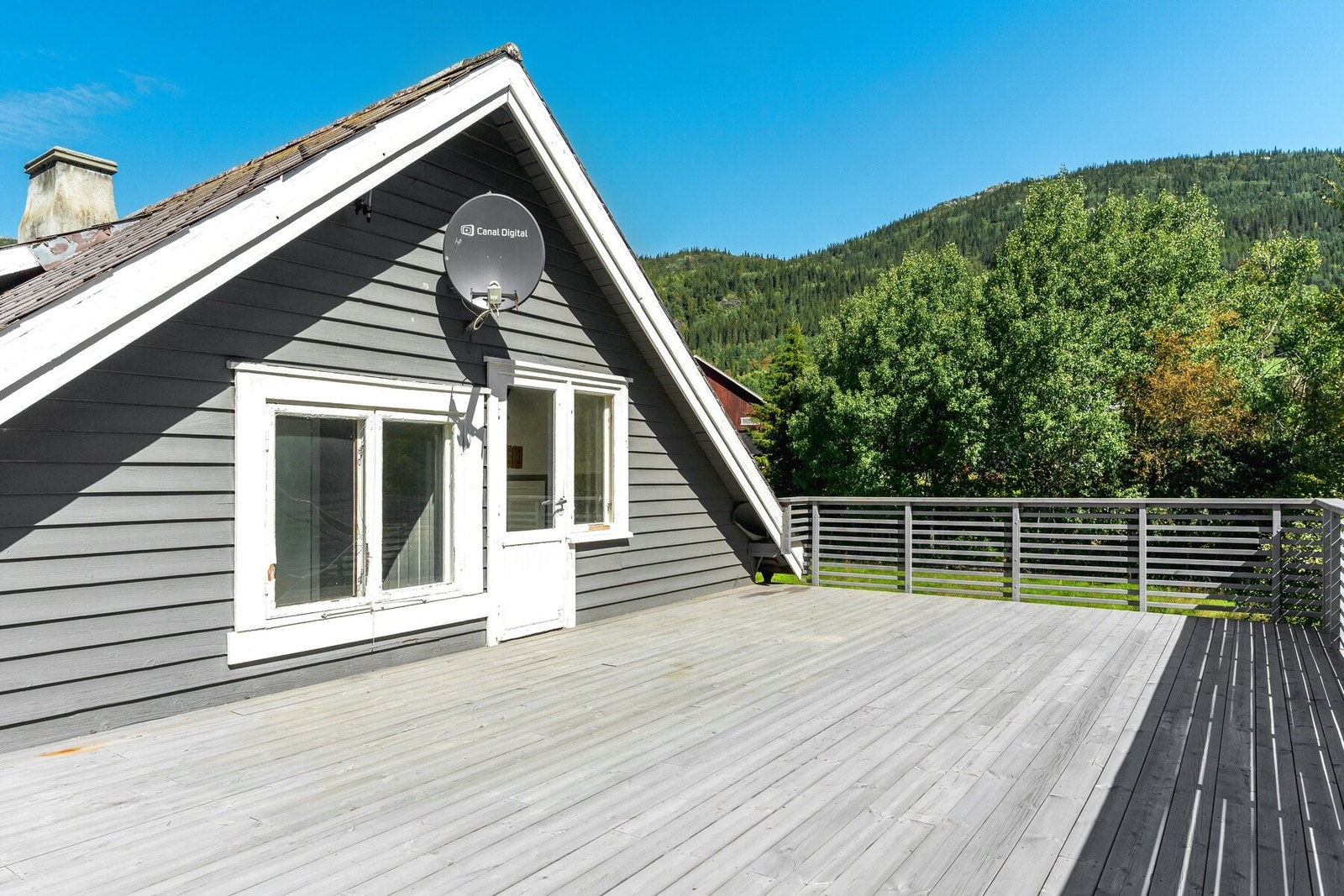 Uteplassen innredes enkelt i ulike soner, og innbyr til både stille stunder og lange, sosiale kvelder. Galleribilde