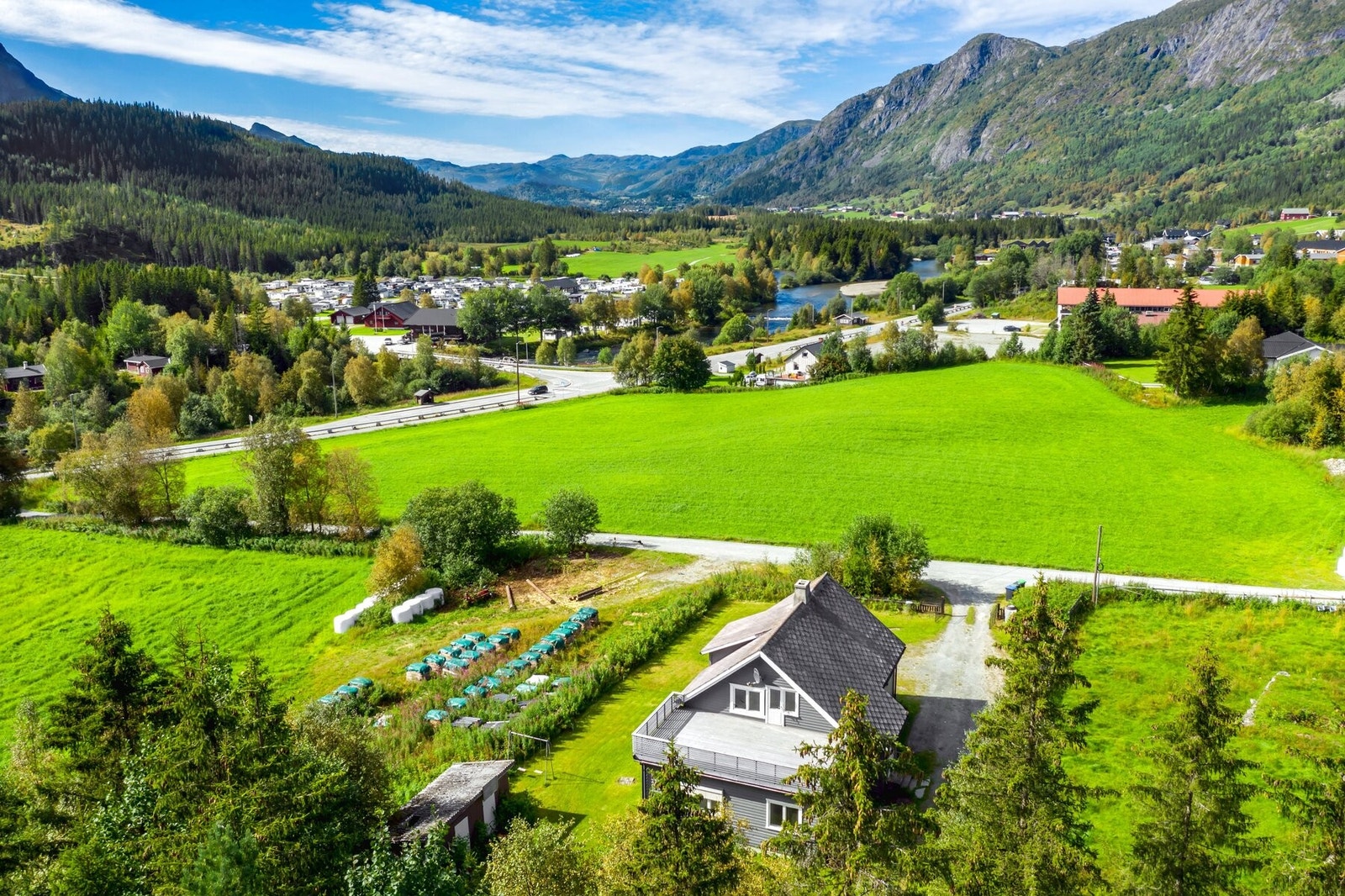Tomten er på over ett mål; tilnærmet flat og delvis inngjerdet. Galleribilde