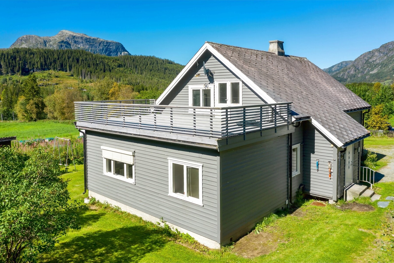 Fra andre etasje er det utgang til en herlig takterrasse på ca. 38 kvm Galleribilde