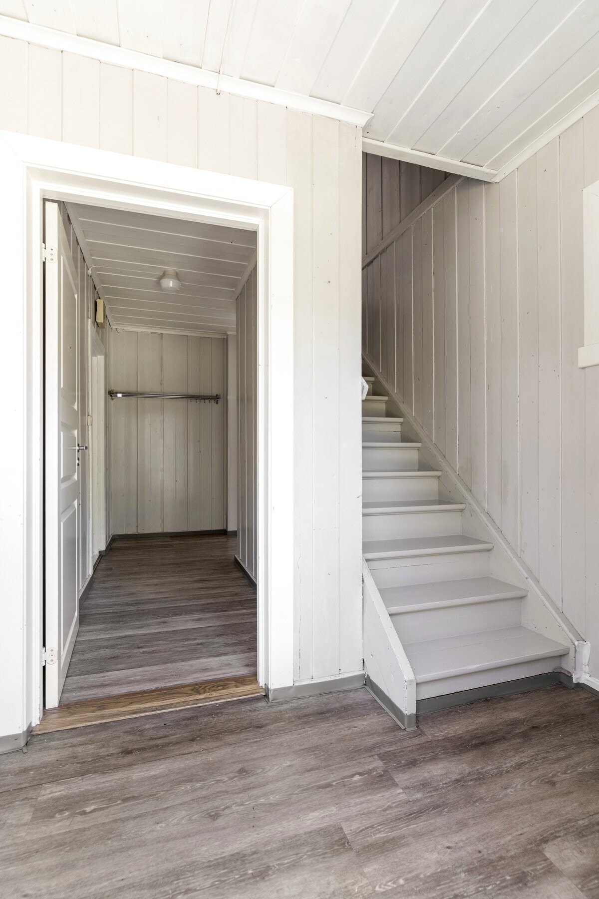 Vel inne ønskes man velkommen av et vindfang med 1-stavs laminatparkett og et innebygd skap for yttertøyet. Galleribilde