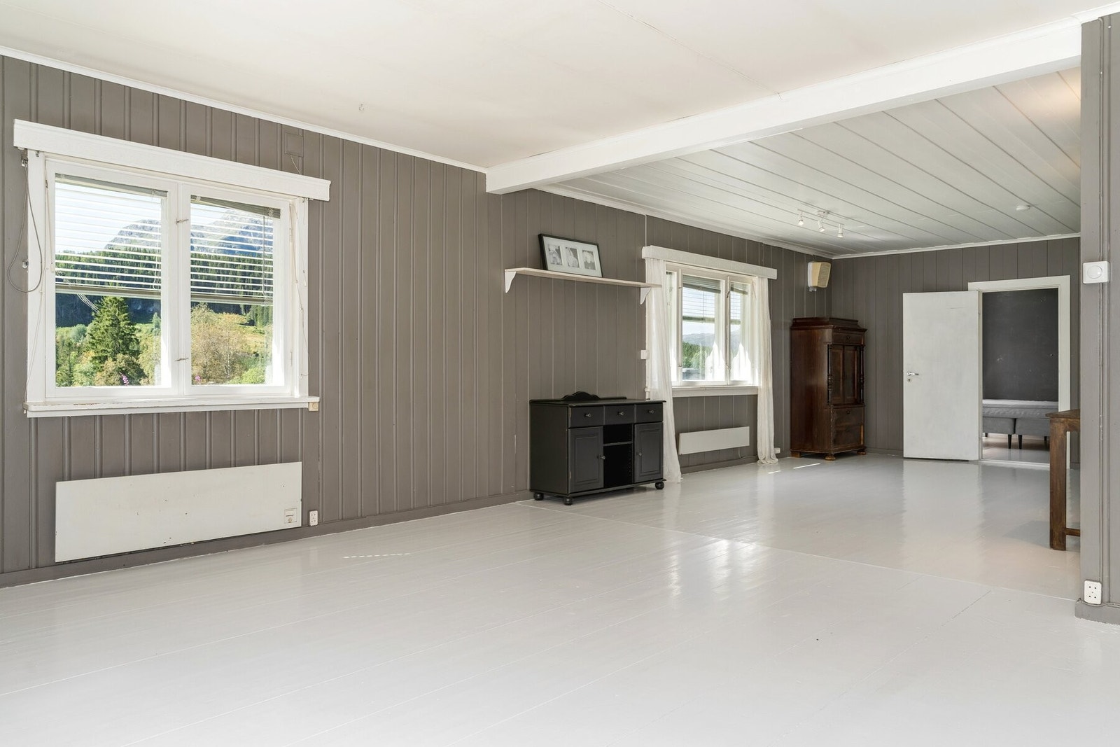 Møbleringsfriheten i stuen er god, så her kan man enkelt innrede med flere sittegrupper i ulike soner - uten at det oppleves rotete. Galleribilde