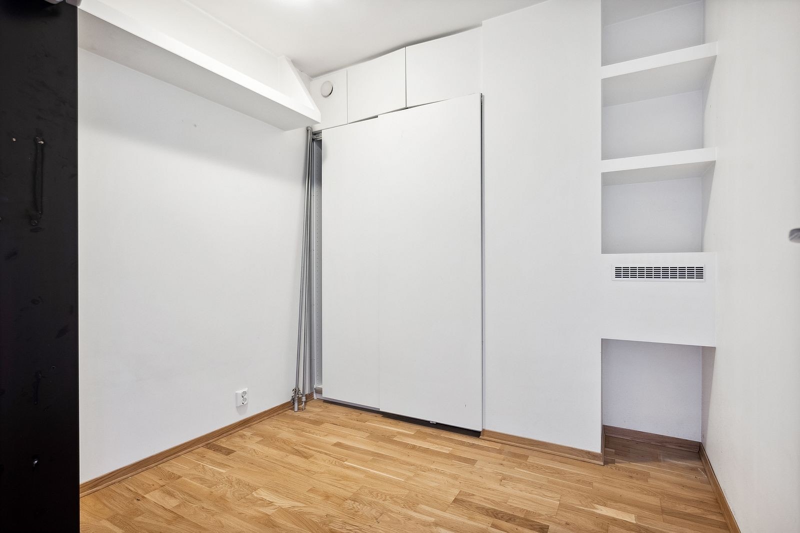 Romslig bod med garderobeskap. Boden kan brukes som walk in garderobe. Galleribilde