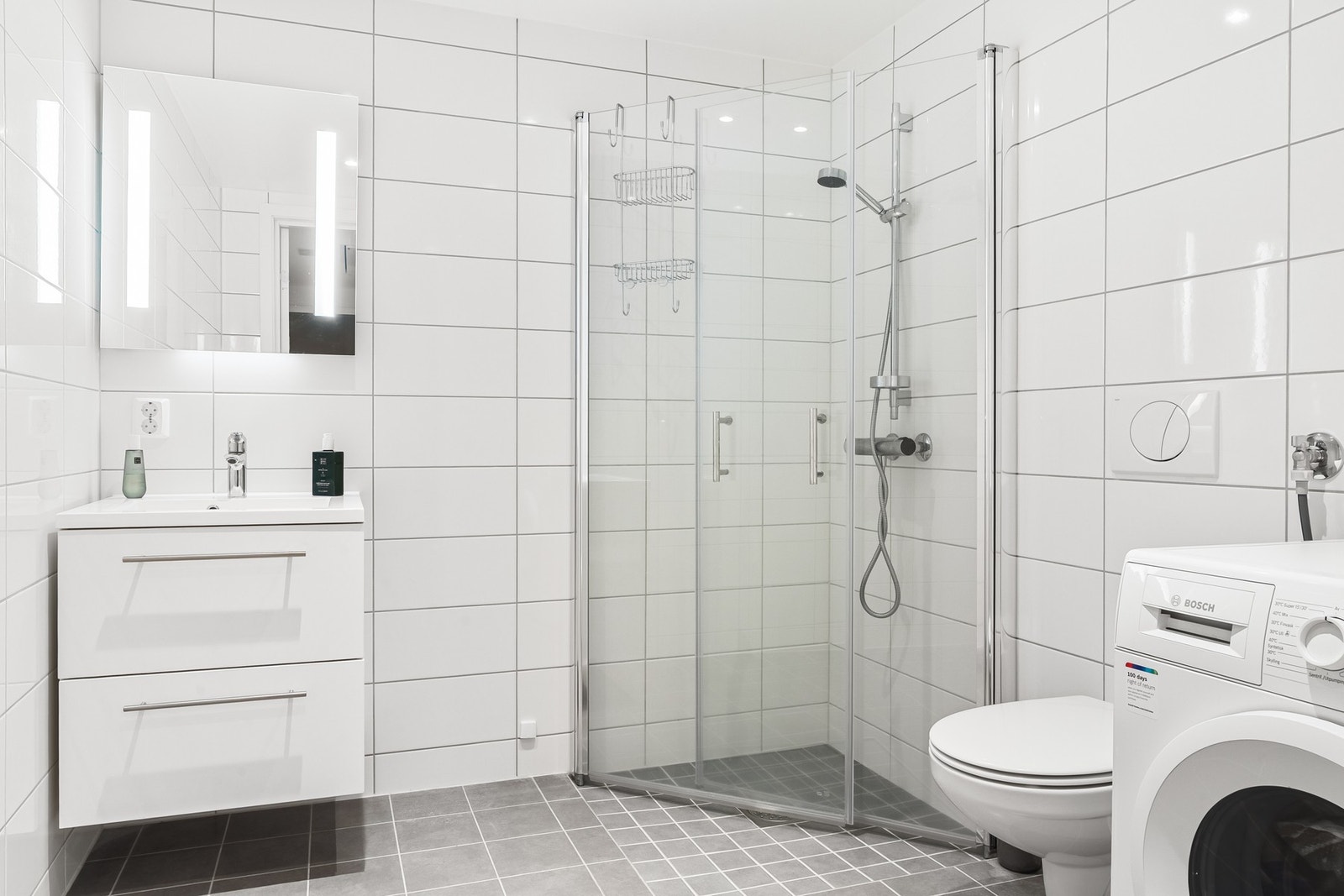 Videre har leiligheten et delikat helfliset bad. Galleribilde