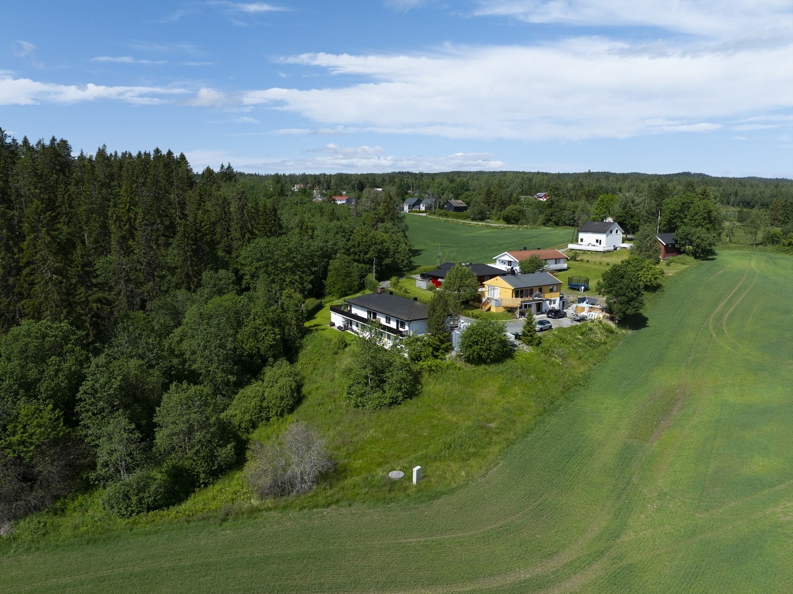 Tomten ligger tett opp mot jorde, og gir en nydelig utsyn, og begrenset med innsyn. Galleribilde