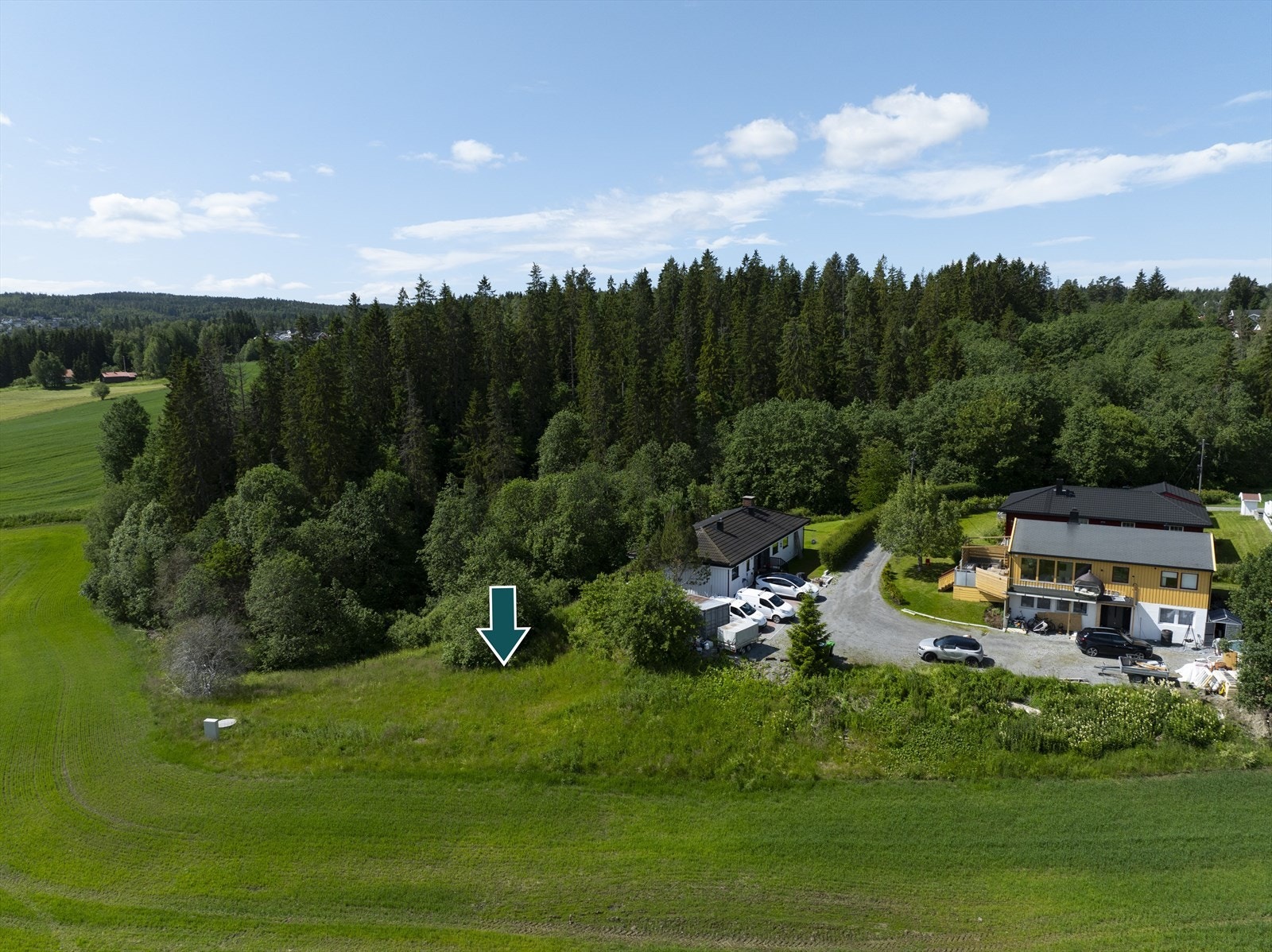 Tomten ligger i et rolig boligområde der det kun er denne tomten igjen som godkjent til boligbebyggelse på feltet. Galleribilde
