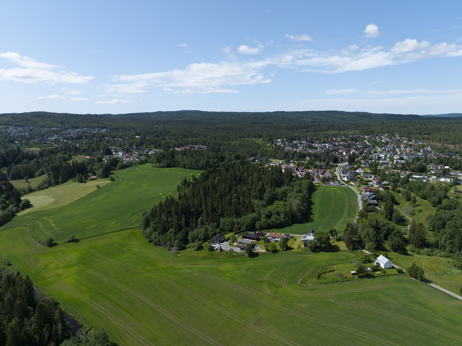 Fra tomten er det kort vei til Veståsen barneskole, samt barnehage. Galleribilde