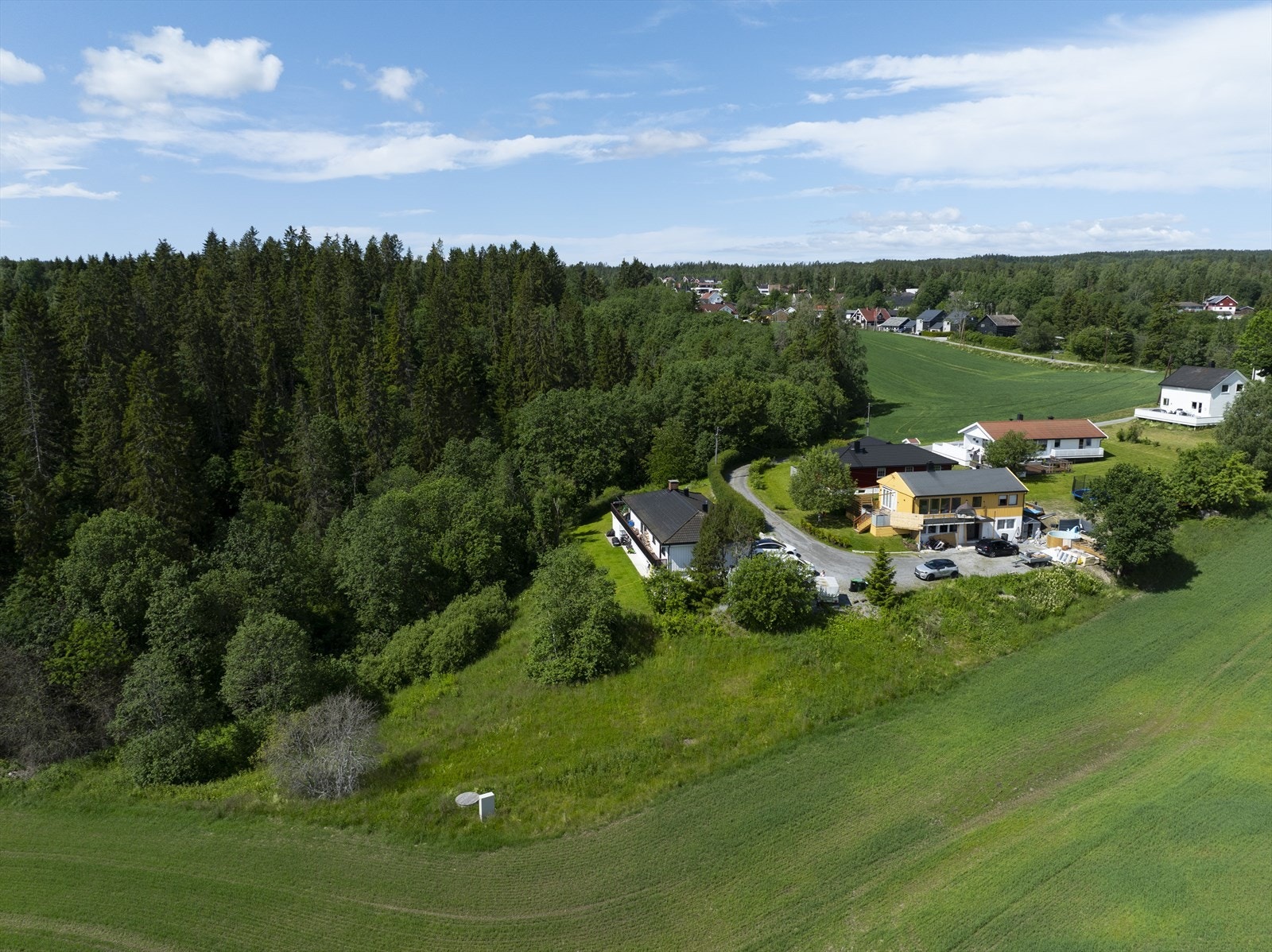 I tillegg er det godkjent fra kommunen med å søke- og bygge en enebolig med garasje. Galleribilde