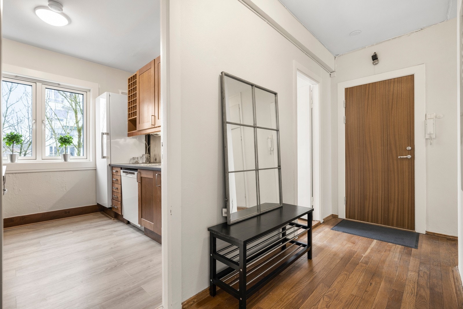 Romslig entré med plass til oppbevaring av yttertøy. Galleribilde