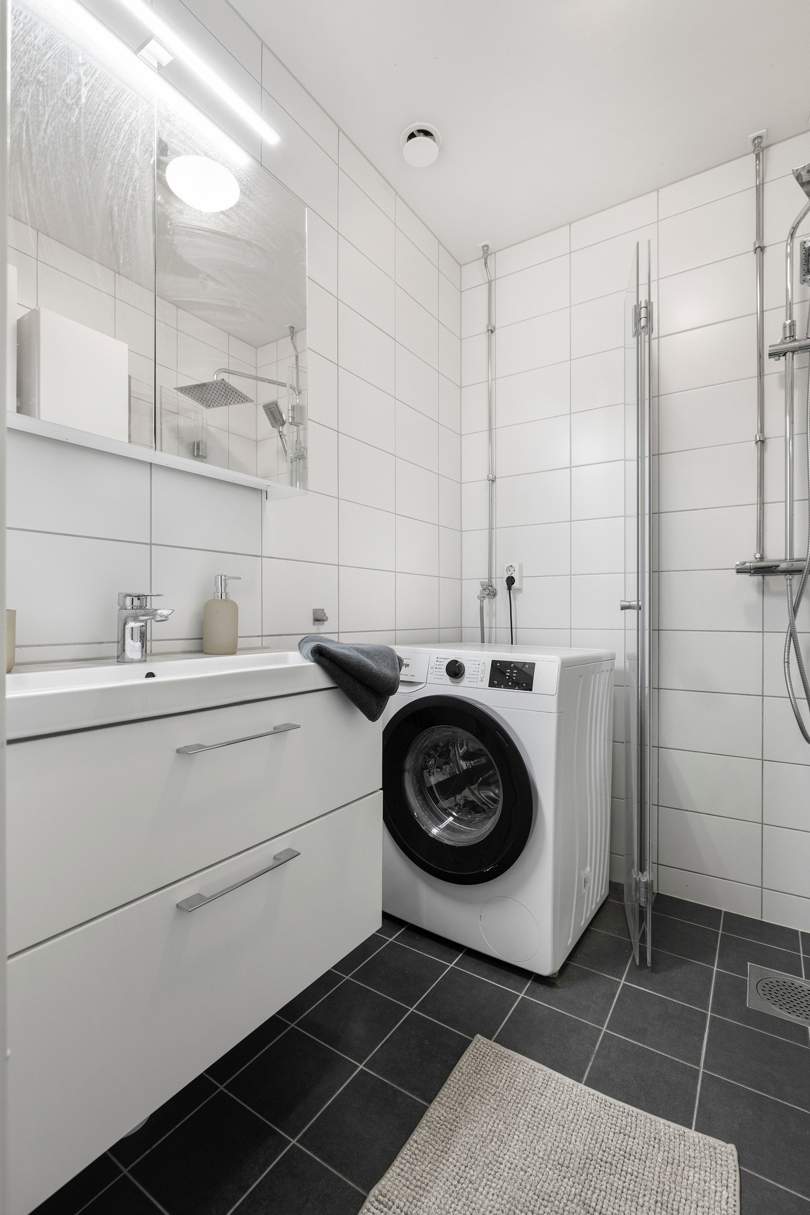 Stilrent bad fra 2019 med varmekabler og opplegg for vaskemaskin. Galleribilde