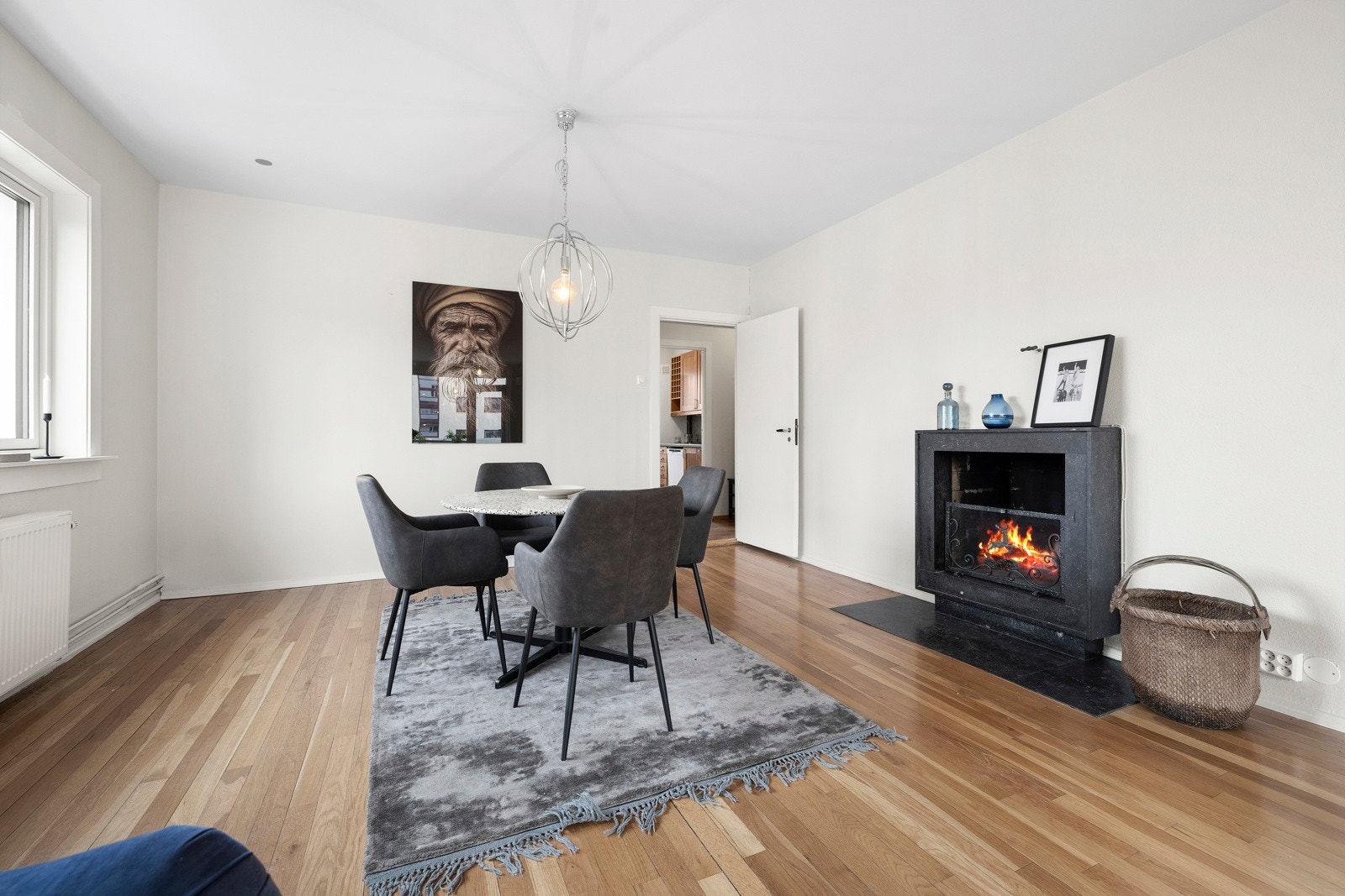 Her har man en flott peis som skaper en lun og koselig atmosfære på kjølige kvelder. Galleribilde