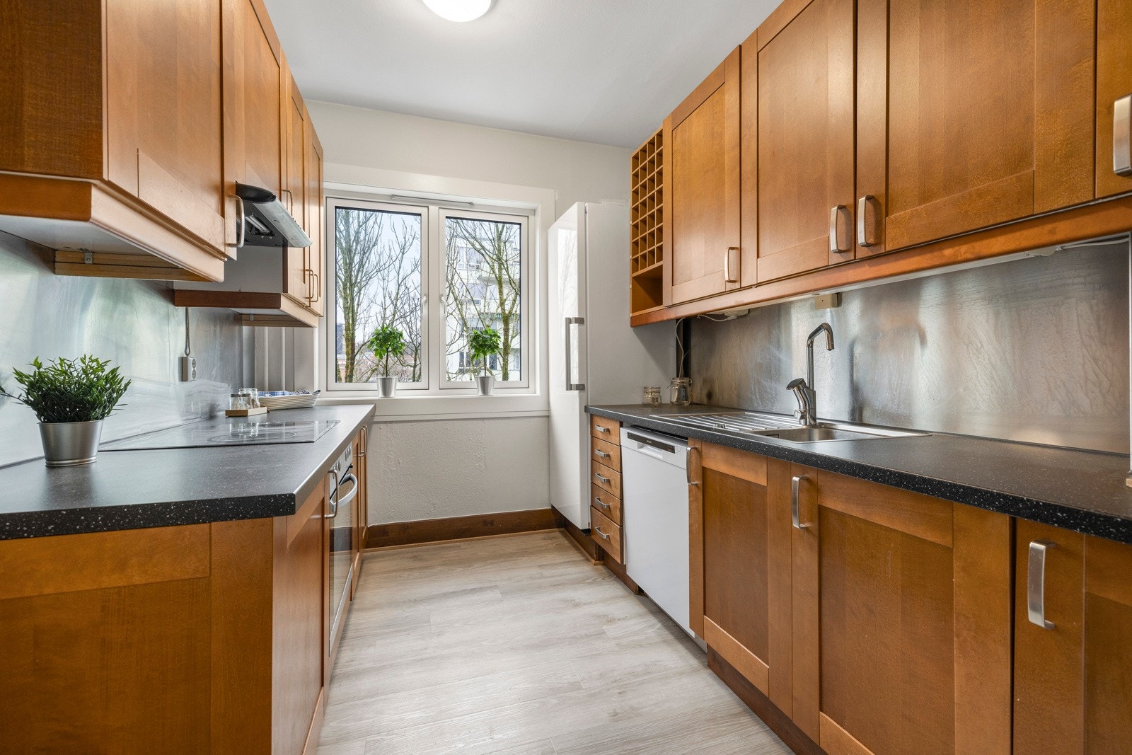 Det er god arbeidsflater på benkeplaten. Galleribilde